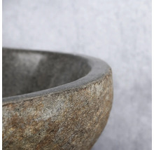 Detail kamenného umývadla