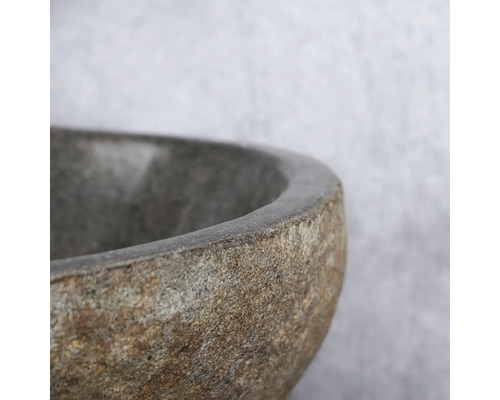 Detail kamenného umývadla