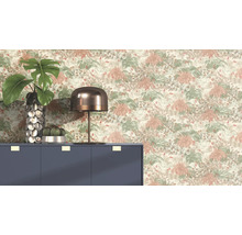 Dekoratívna izba so vzorovanou tapetou, komodou, lampou a rastlinami