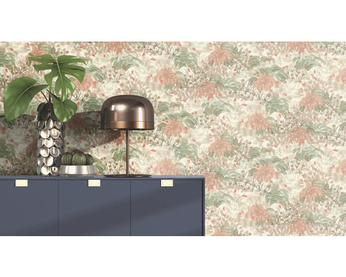 Dekoratívna izba so vzorovanou tapetou, komodou, lampou a rastlinami