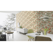 Obývacia izba so vzorovanou tapetou, jedálenským stolom a stoličkami.