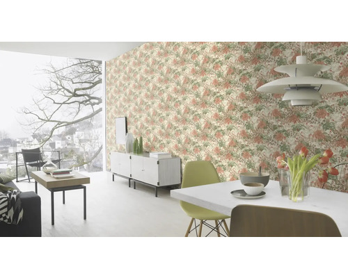 Obývacia izba so vzorovanou tapetou, jedálenským stolom a stoličkami.