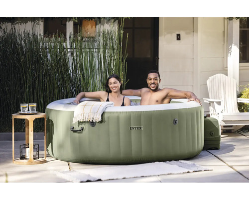 Nafukovacia vírivka značky Intex s párom v záhrade