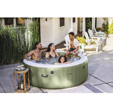 Nafukovacia vírivka s rodinou v záhrade