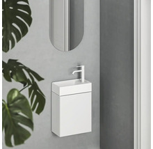 Umývadlo so skrinkou a zrkadlom na stene