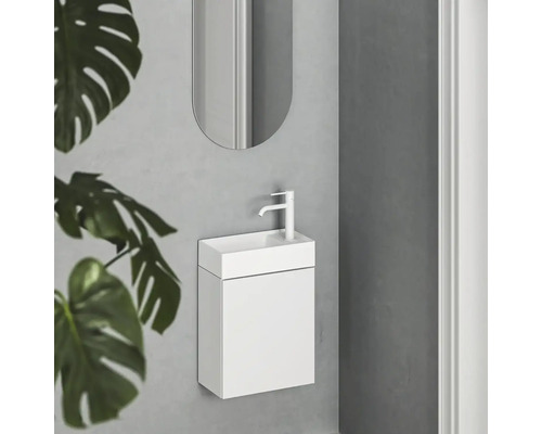 Umývadlo so skrinkou a zrkadlom na stene