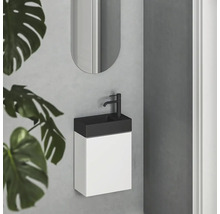 Nástenné umývadlo so zrkadlom a vodovodnou batériou do kúpeľne