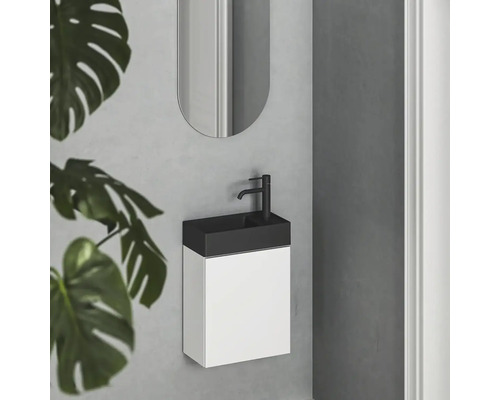 Nástenné umývadlo so zrkadlom a vodovodnou batériou do kúpeľne