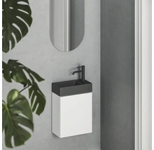 Umývadlo so zrkadlom a batériou v modernej kúpeľni