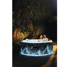 Nafukovacia vírivka s osvetlením a dvoma ľuďmi v záhrade