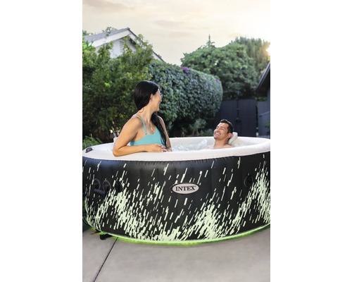 Nafukovacia vírivka v záhrade s dvoma ľuďmi a logom Intex