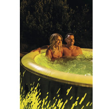 Pár relaxuje vo vonkajšej vírivke s osvetlením.