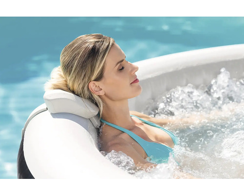 Žena relaxuje vo vonkajšej nafukovacej vírivke.