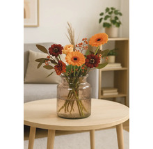 Kytica kvetov v sklenenej váze na stole