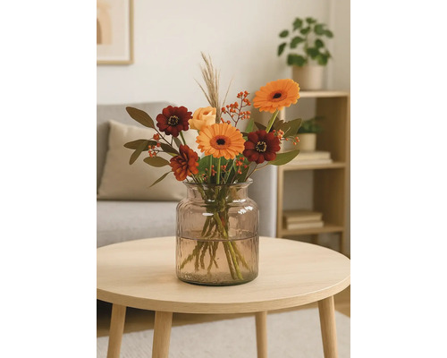 Kytica kvetov v sklenenej váze na stole