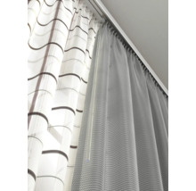 Dva závesy visia na záclonovej koľajnici