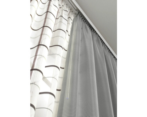 Dva závesy visia na záclonovej koľajnici