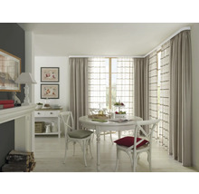 Jedáleň s okrúhlym stolom, stoličkami a závesmi na záclonovej tyči