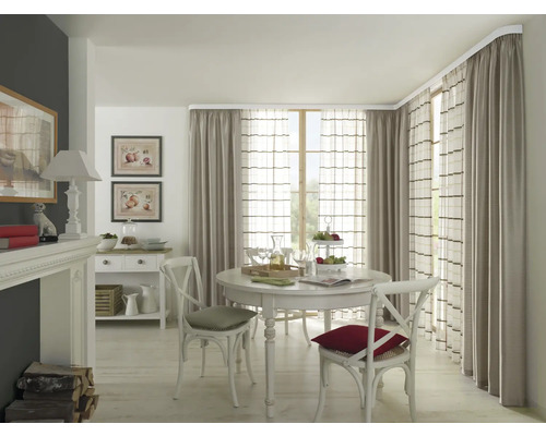 Jedáleň s okrúhlym stolom, stoličkami a závesmi na záclonovej tyči