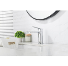 Moderná kúpeľňa s umývadlovou batériou a dekoratívnymi prvkami