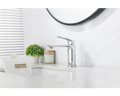 Moderná kúpeľňa s umývadlovou batériou a dekoratívnymi prvkami