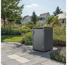 Kôš na smeti v záhrade na kamenných dlaždiciach