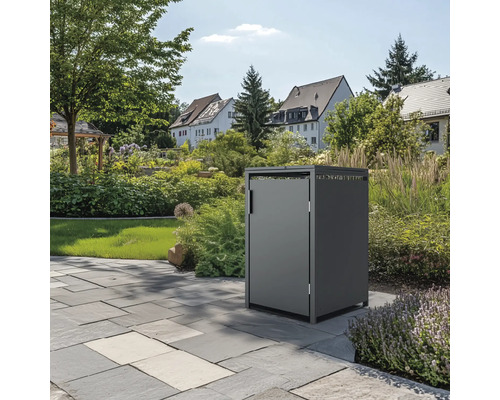 Kôš na smeti v záhrade na kamenných dlaždiciach