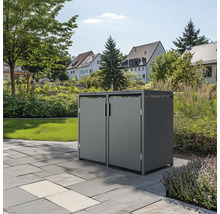 Sivý odpadkový kôš s dvomi dvierkami na kamennej podlahe v záhrade