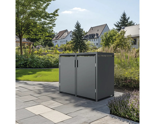 Sivý odpadkový kôš s dvomi dvierkami na kamennej podlahe v záhrade