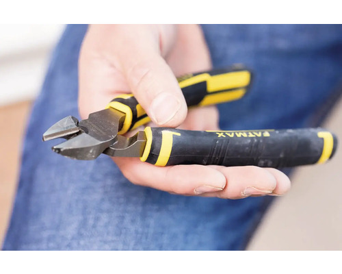 Kliešte na drôt v ruke