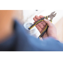 Bočné štiepacie kliešte Stanley Fatmax v ruke