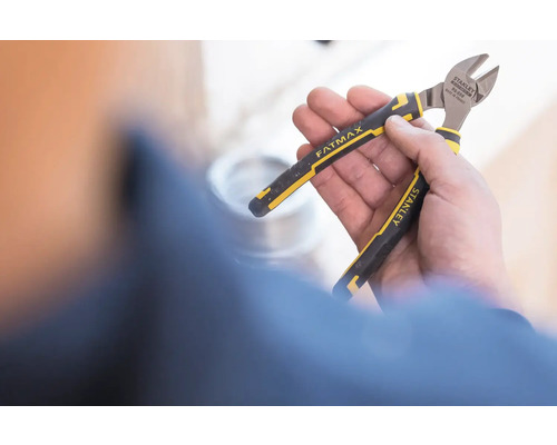 Bočné štiepacie kliešte Stanley Fatmax v ruke