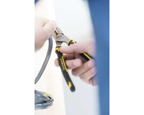 Kombinované kliešte Stanley Fatmax odizolujú kábel