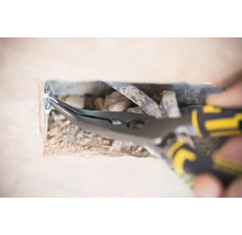 Kombinované kliešte v prevádzke na otvore vo stene s káblami