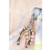 Kombinované kliešte Stanley v akcii na pripojovacej krabici pre elektroinštalácie.