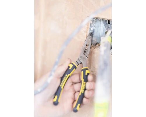 Kombinované kliešte Stanley v akcii na pripojovacej krabici pre elektroinštalácie.