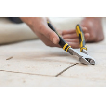 Kliešte na dlaždice pri úprave dlaždice