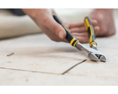 Kliešte na dlaždice pri úprave dlaždice