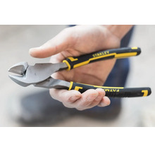 Kliešte na káble Stanley FatMax držané v ruke
