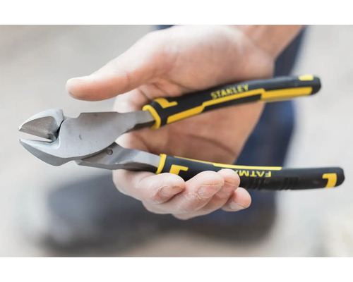 Kliešte na káble Stanley FatMax držané v ruke