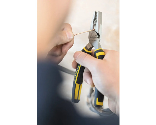 Kombinované kliešte Stanley Fatmax strihajú drôt