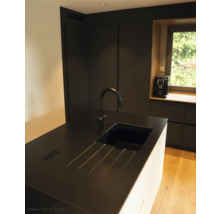 Kuchynská scéna s umývadlom, batériou a kuchynskými spotrebičmi pred oknom