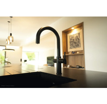 Čierna kuchynská batéria na dreze v modernej kuchyni.