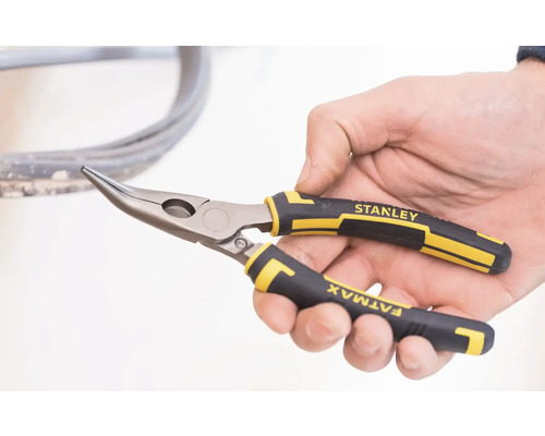 Kliešte ihlové ohnuté Stanley Fatmax pri práci