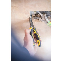 Osoba používa kliešte Stanley Fatmax na inštaláciu do steny.