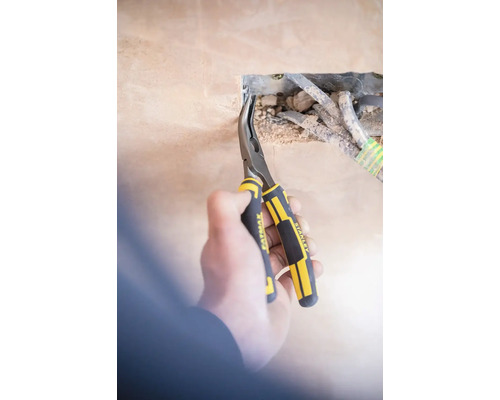 Osoba používa kliešte Stanley Fatmax na inštaláciu do steny.