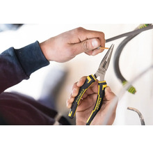 Osoba používa úzke kliešte Stanley Fatmax na sťahovanie izolácie z kábla.