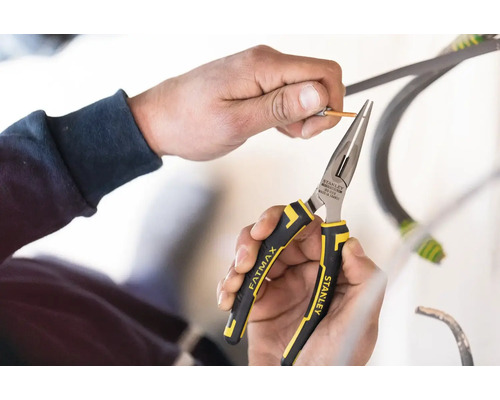 Osoba používa úzke kliešte Stanley Fatmax na sťahovanie izolácie z kábla.