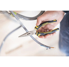 Osoba strihá kábel pomocou klieští Stanley Fatmax.