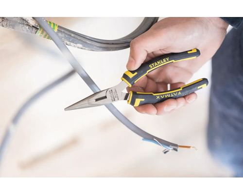 Osoba strihá kábel pomocou klieští Stanley Fatmax.